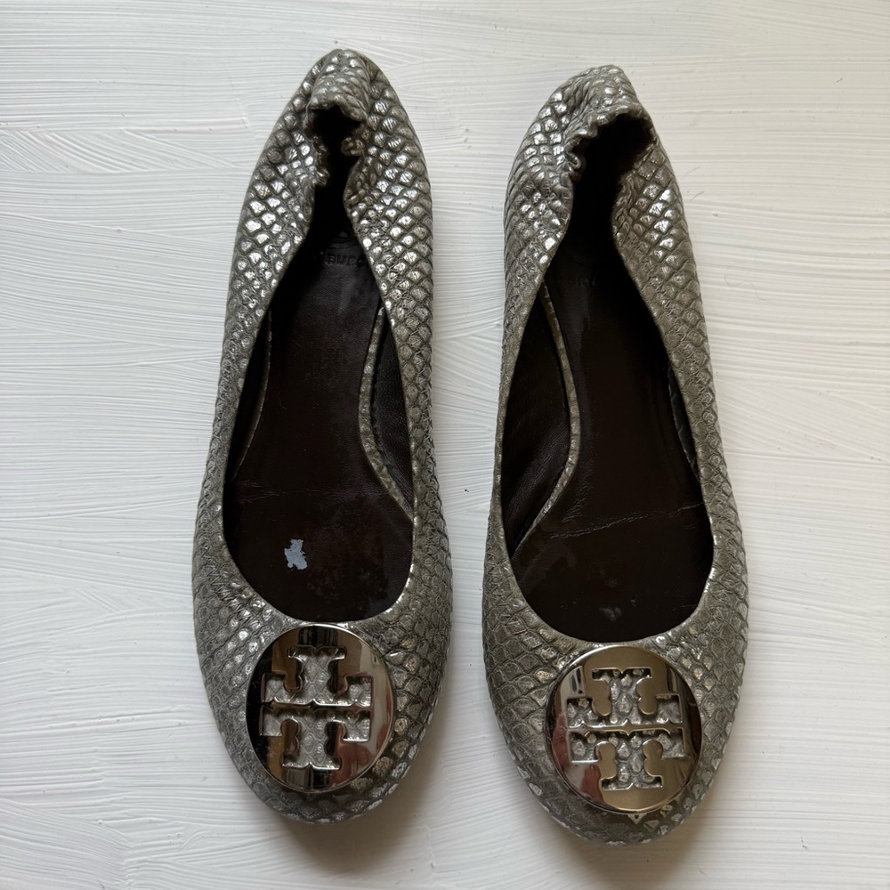 TORY BURCH REVA BALLET FLATS SILVER SNAKESKIN PRINT LEATHER SZ 7.5 M PRE-OWNED
